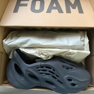 YZY FOAM RNR Size 11